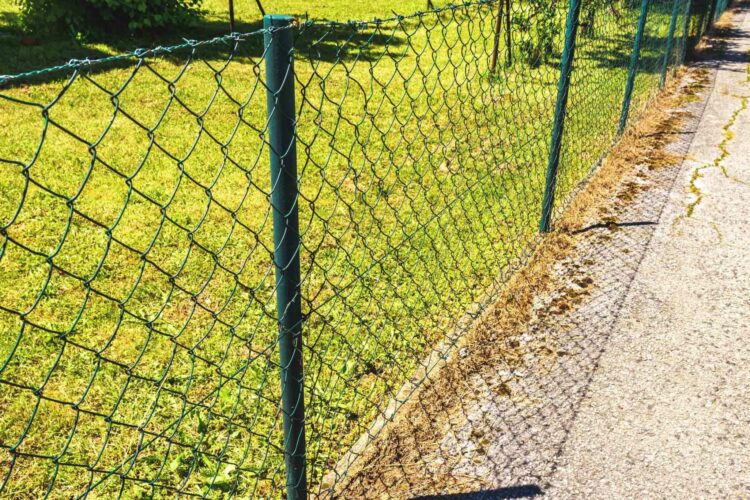 Why Contractor Choose Vinyl-Coated Chain Link Fence For Commercial Use